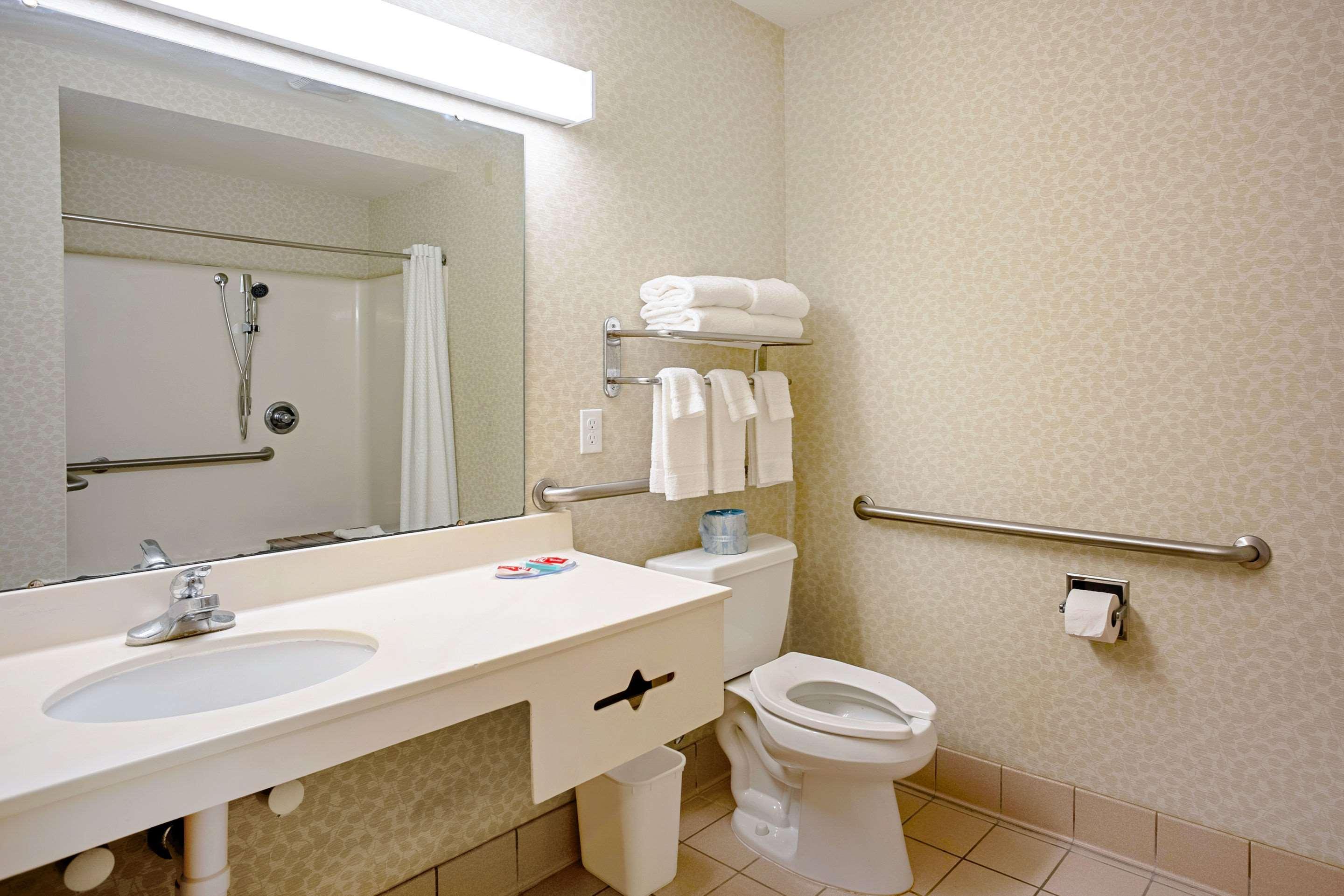 Quality Inn Frontier At Us Hwy 30 Clinton Bagian luar foto