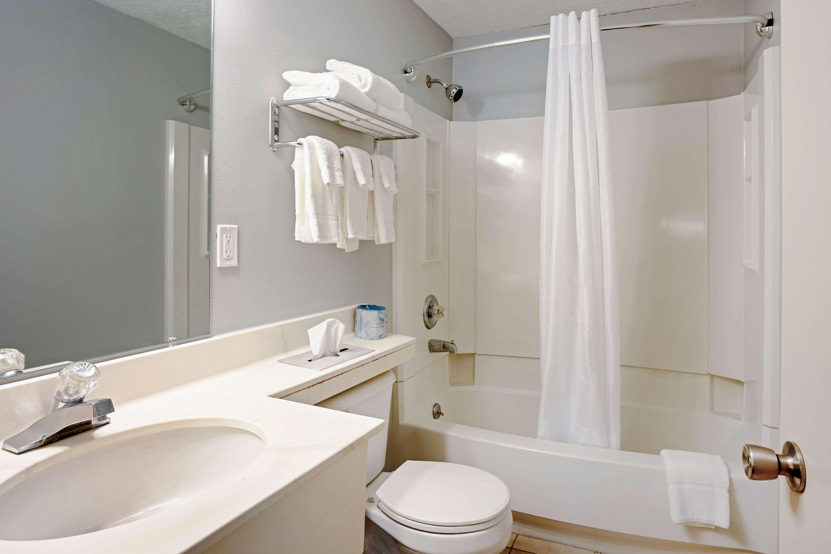 Quality Inn Frontier At Us Hwy 30 Clinton Bagian luar foto
