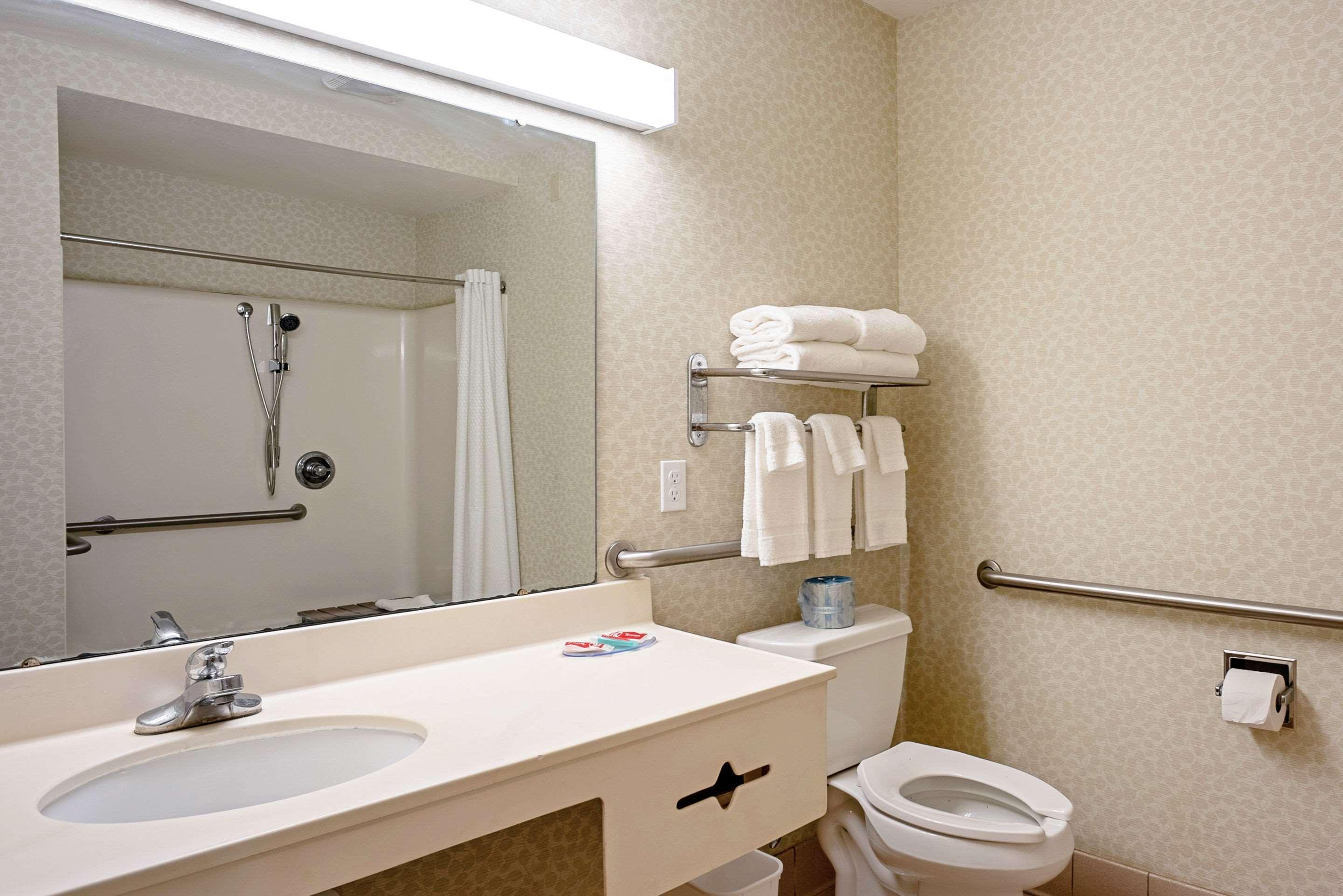 Quality Inn Frontier At Us Hwy 30 Clinton Bagian luar foto