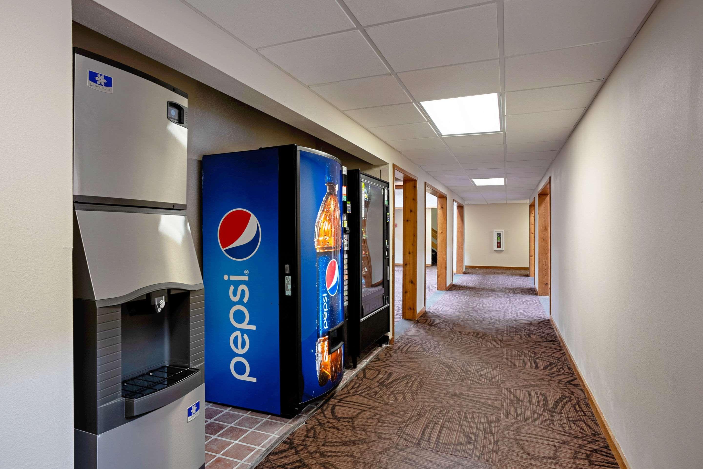 Quality Inn Frontier At Us Hwy 30 Clinton Bagian luar foto