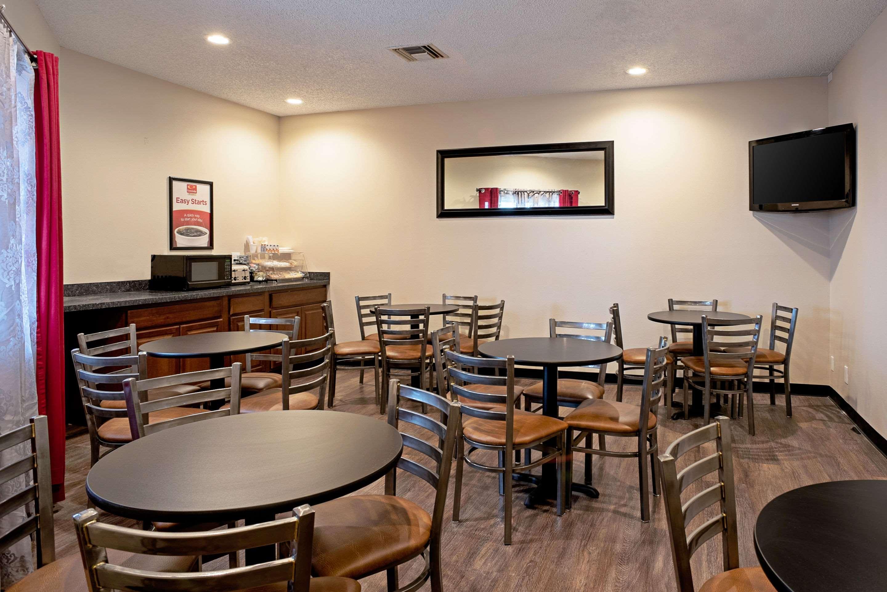 Quality Inn Frontier At Us Hwy 30 Clinton Bagian luar foto