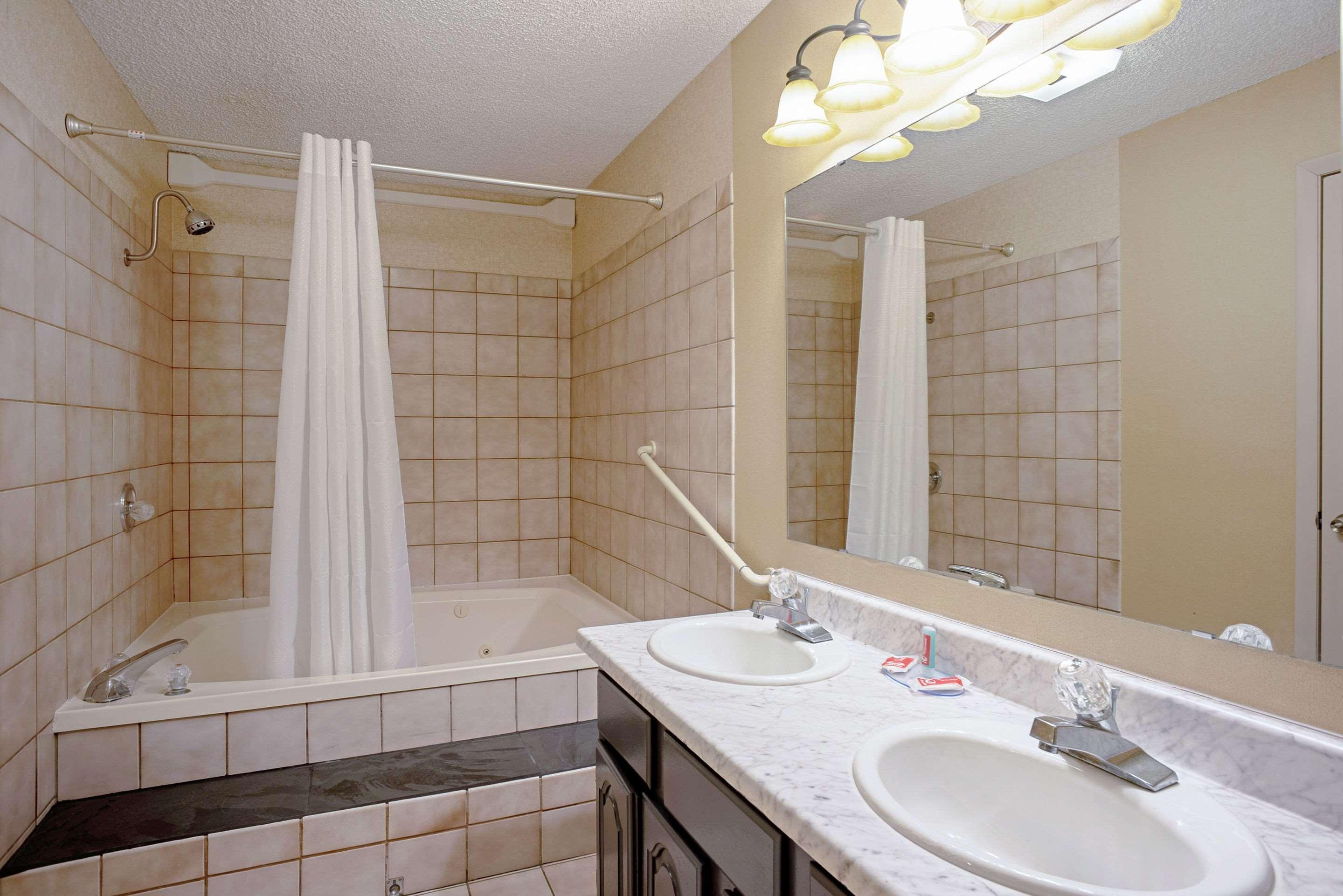 Quality Inn Frontier At Us Hwy 30 Clinton Bagian luar foto