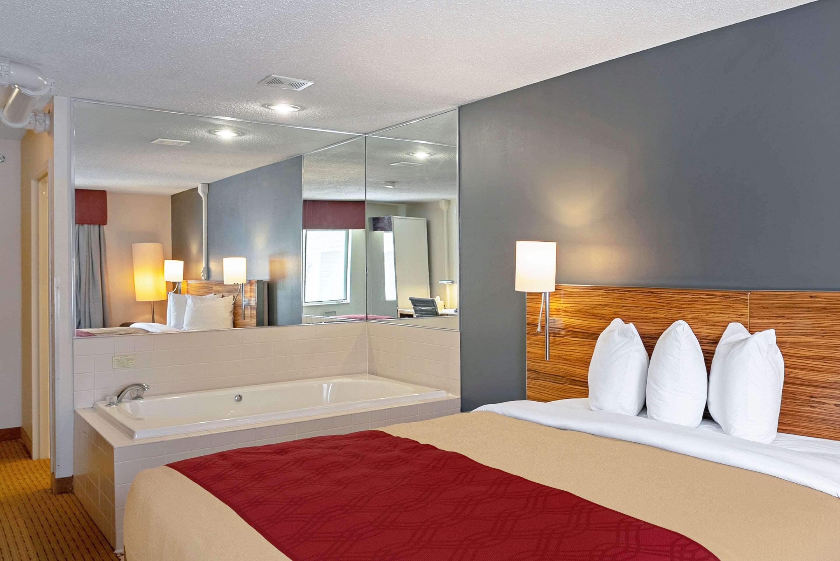 Quality Inn Frontier At Us Hwy 30 Clinton Bagian luar foto