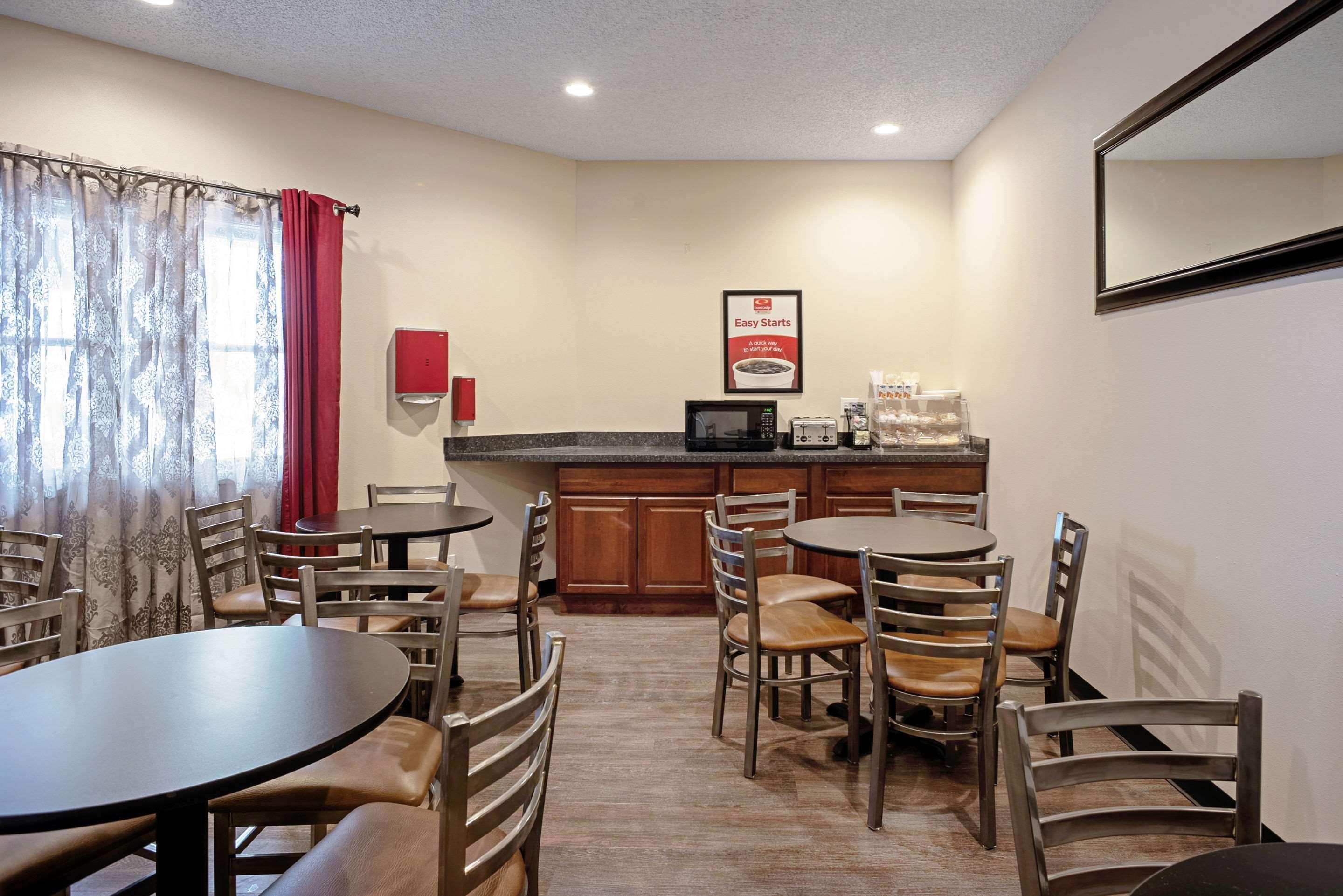 Quality Inn Frontier At Us Hwy 30 Clinton Bagian luar foto