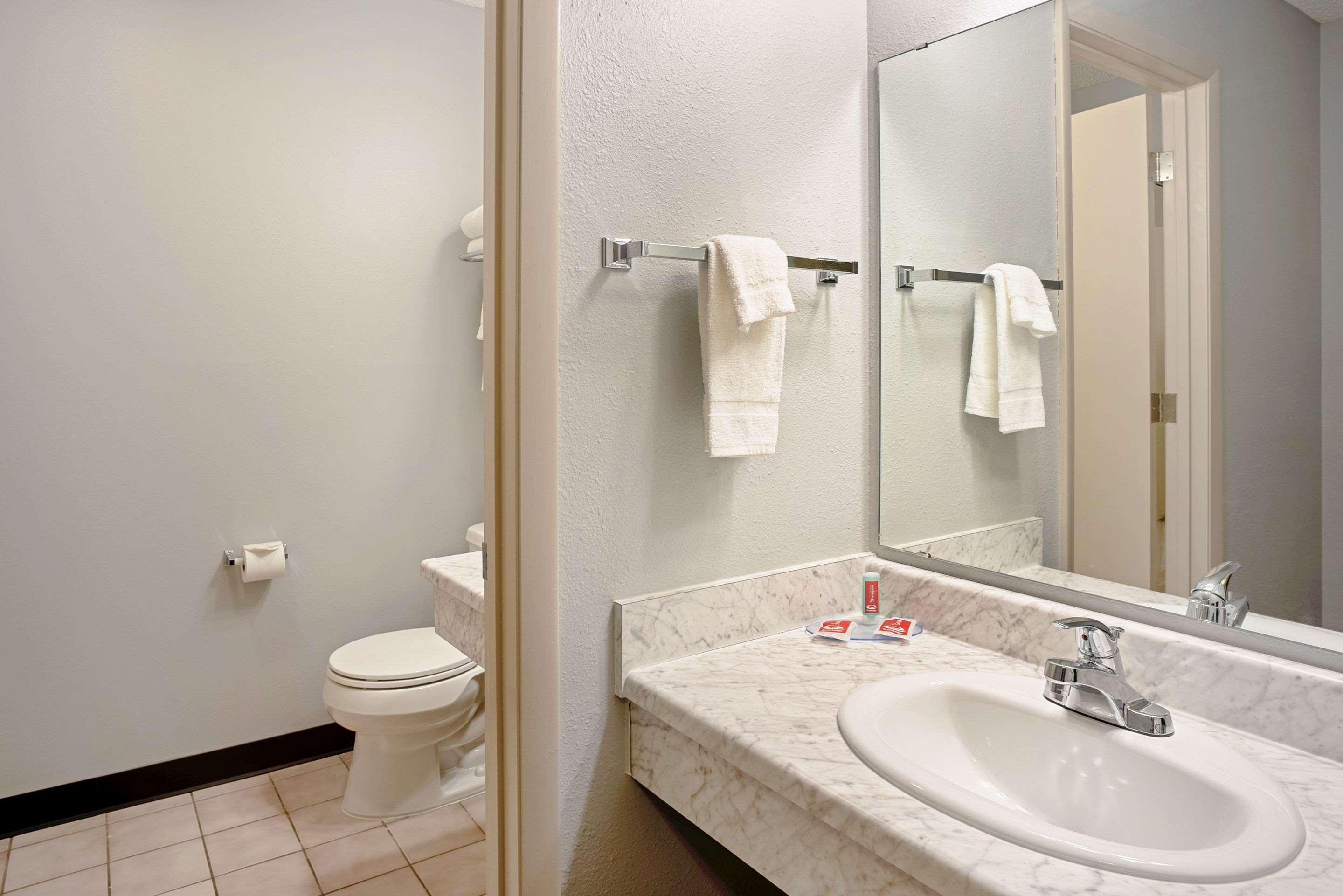 Quality Inn Frontier At Us Hwy 30 Clinton Bagian luar foto