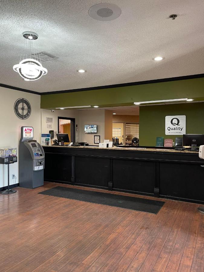 Quality Inn Frontier At Us Hwy 30 Clinton Bagian luar foto