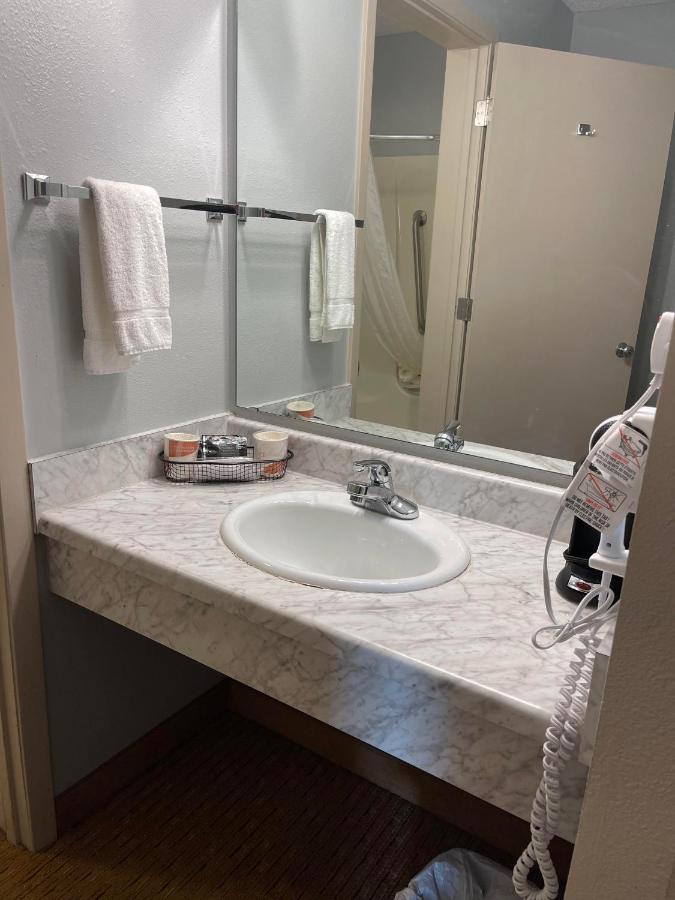 Quality Inn Frontier At Us Hwy 30 Clinton Bagian luar foto