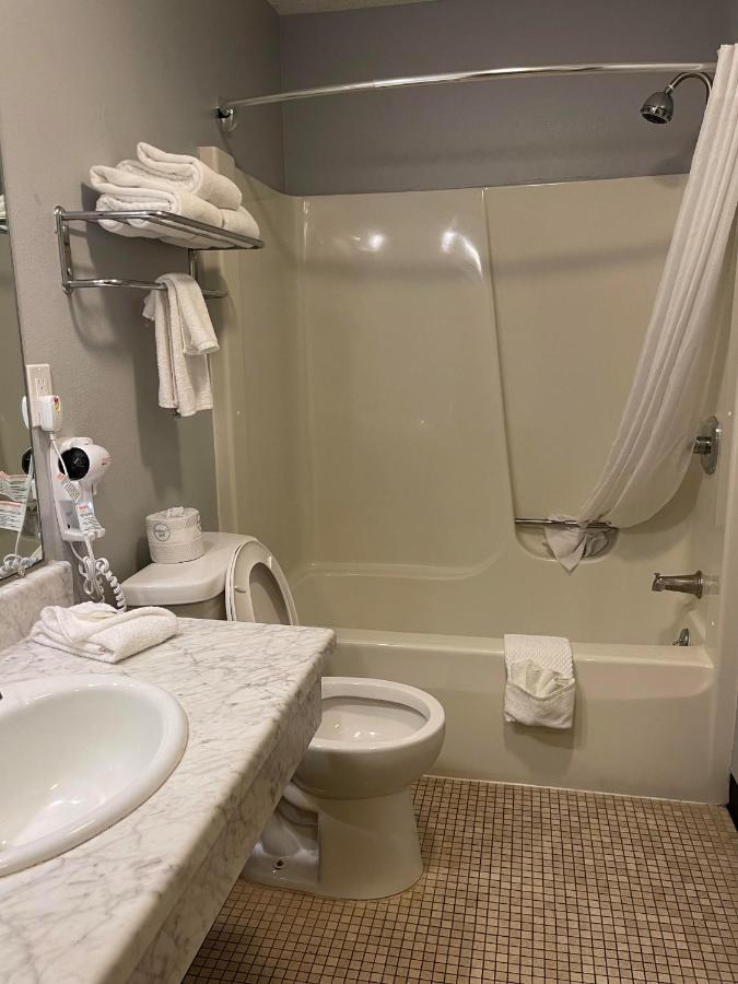 Quality Inn Frontier At Us Hwy 30 Clinton Bagian luar foto