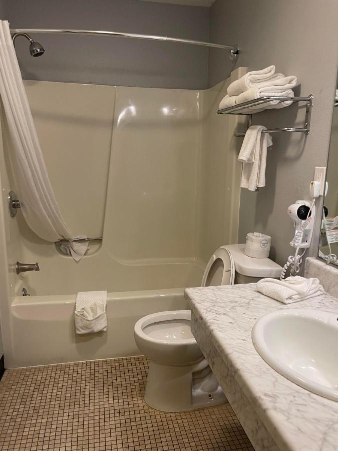 Quality Inn Frontier At Us Hwy 30 Clinton Bagian luar foto