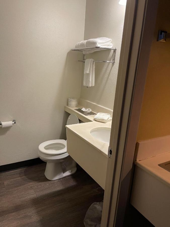 Quality Inn Frontier At Us Hwy 30 Clinton Bagian luar foto