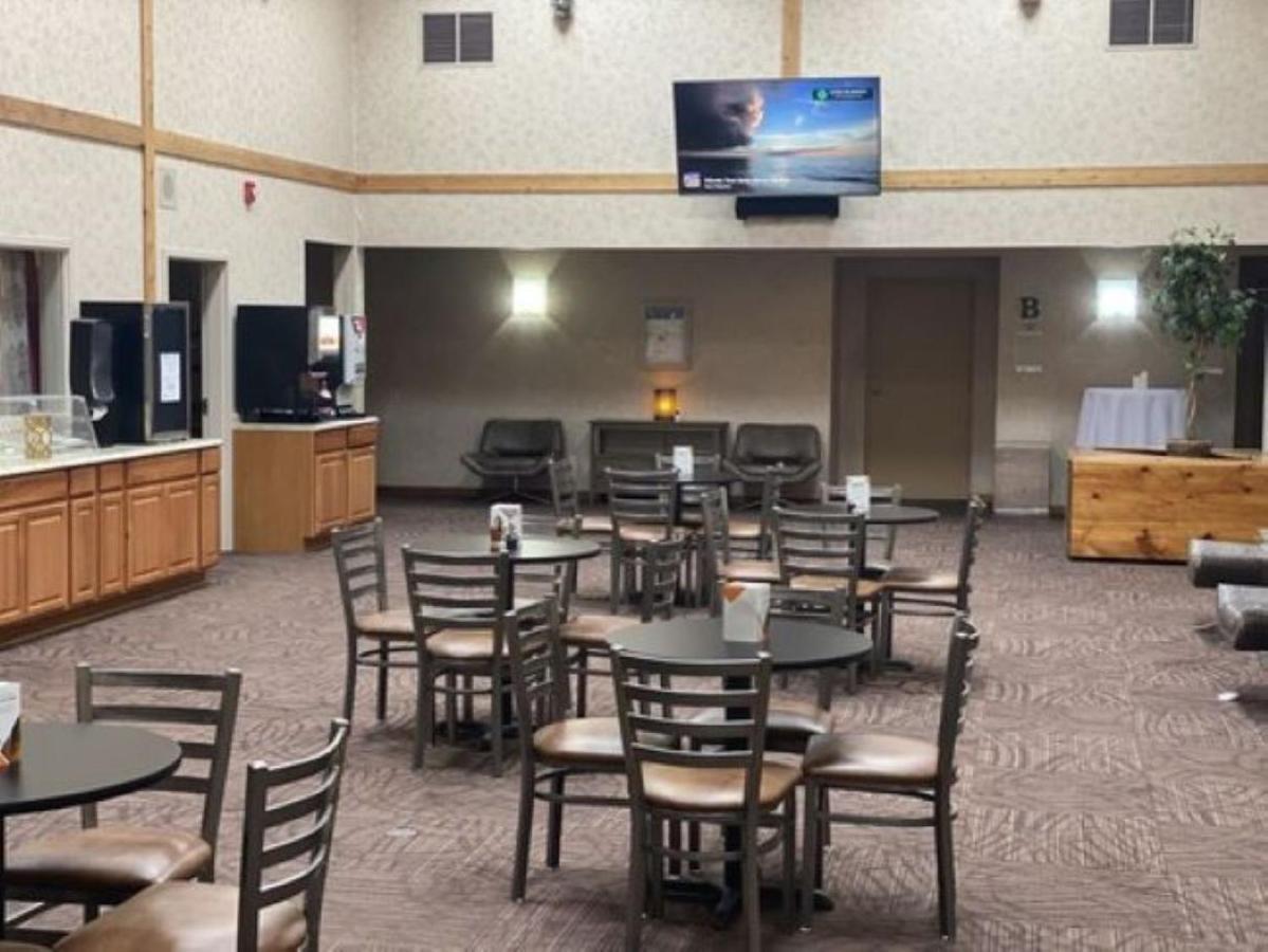 Quality Inn Frontier At Us Hwy 30 Clinton Bagian luar foto