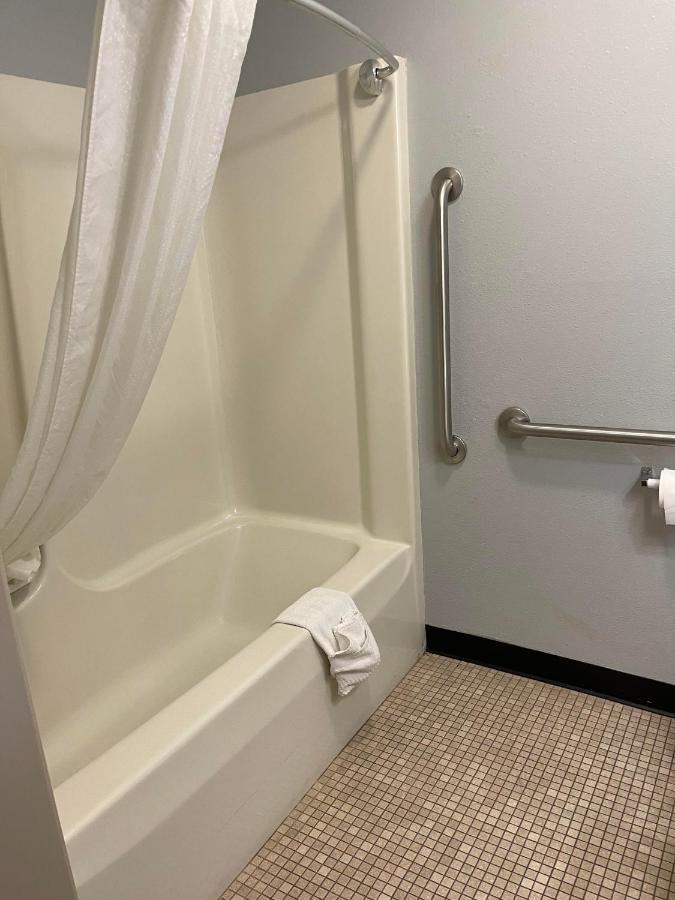 Quality Inn Frontier At Us Hwy 30 Clinton Bagian luar foto