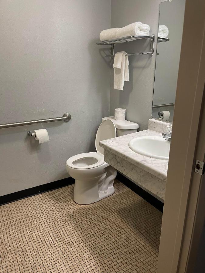 Quality Inn Frontier At Us Hwy 30 Clinton Bagian luar foto